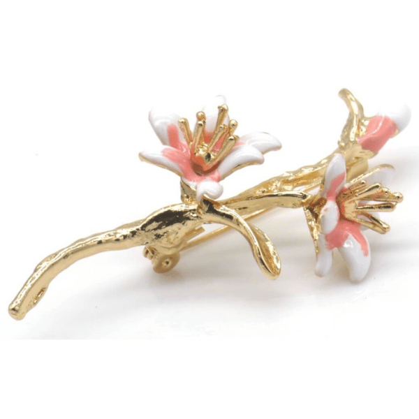 Bloementak broche 7x3cm goud witte bloemen roze hart natuurlijk elegant romantisch