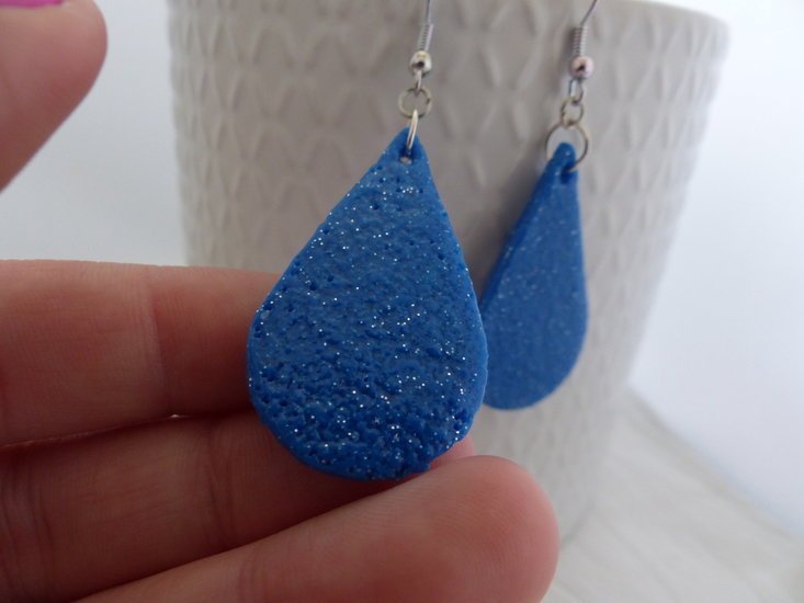 Handmade blauwe druppel oorbellen met glitter - Medase