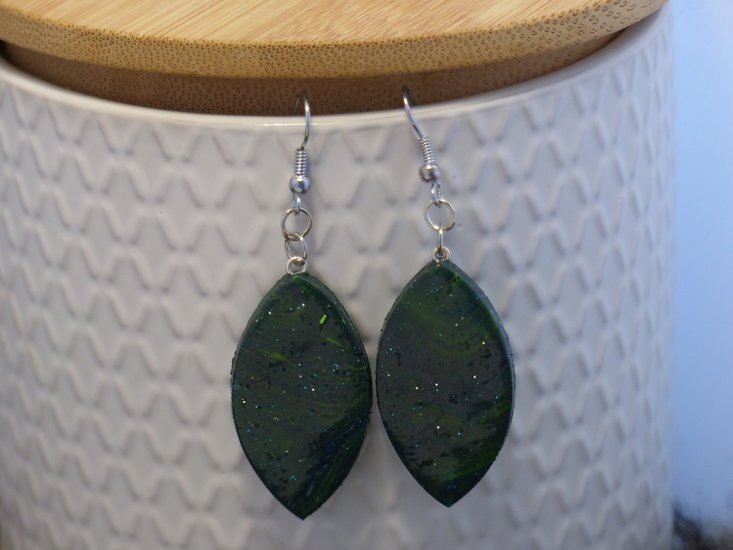 Handmade ovalen oorbellen - Forest green swirl - Medase