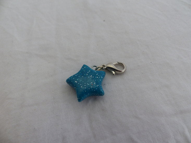 Handmade turquoise glitter ster bedel - klein - Medase