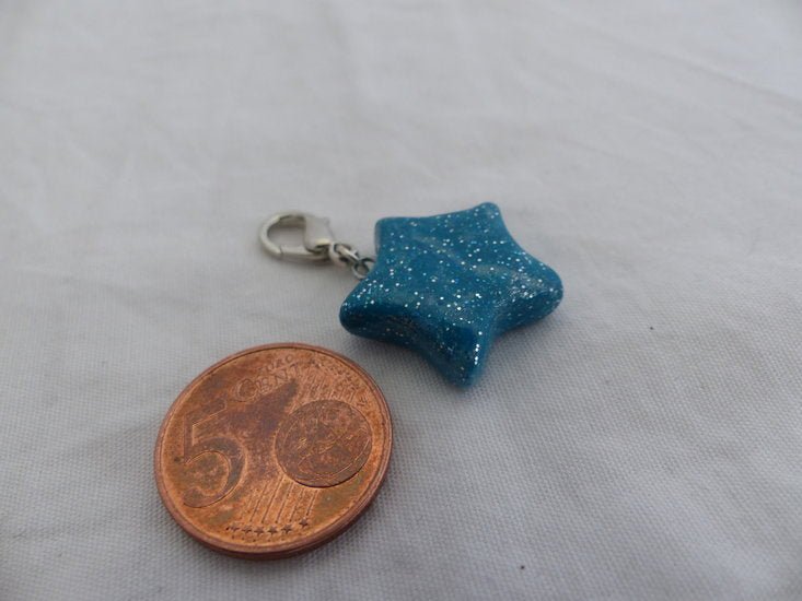 Handmade turquoise glitter ster bedel - middel groot - Medase