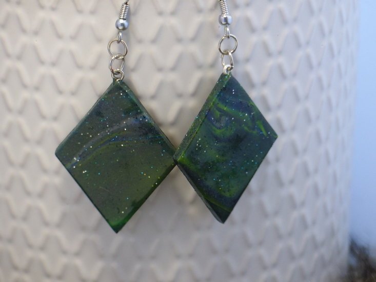Handmade wiebertje oorbellen - Forest green swirl - Medase
