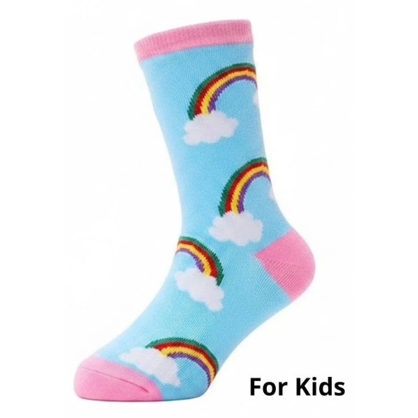 Lichtblauwe kindersokken met regenbogen, witte wolken en roze details in maat 33-38
