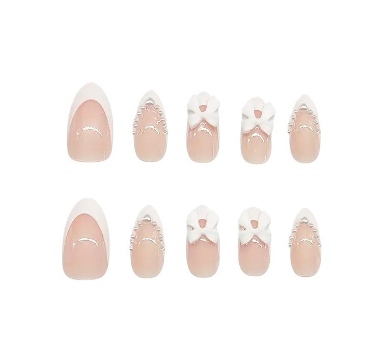 Nepnagels – 24 Stuks – Witte Strikjes en Parelaccenten – Inclusief Plakstrips - Medase