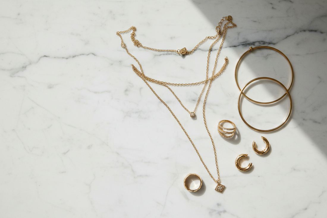 Gouden sieraden combineren styling tips luxe look - gelaagde kettingen ringen en armbanden