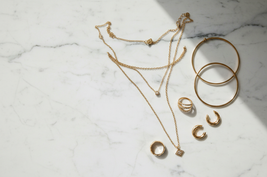 Gouden sieraden combineren styling tips luxe look - gelaagde kettingen ringen en armbanden