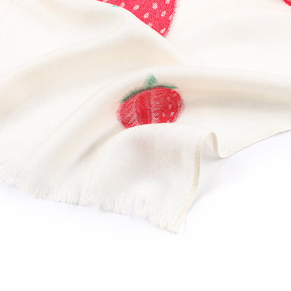 Detail van viscose sjaal met aardbeienprint en korte franjes