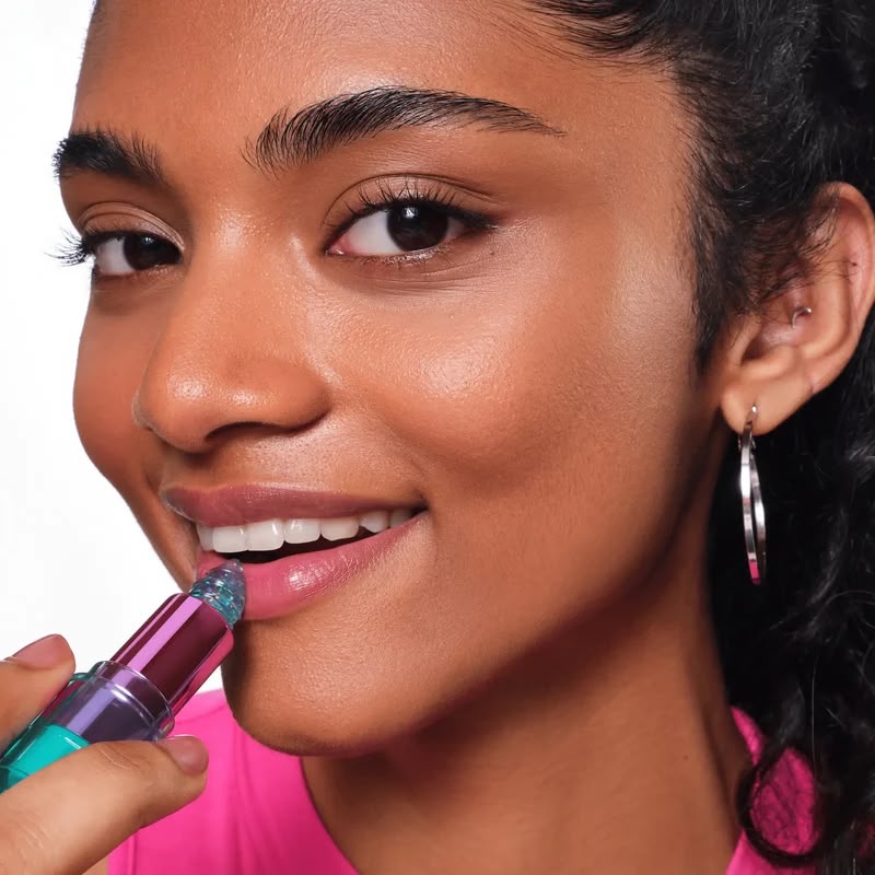 Model brengt Essence Aqua Jelly Colour Changing Lipstick aan op de lippen