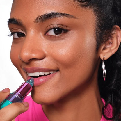 Model brengt Essence Aqua Jelly Colour Changing Lipstick aan op de lippen