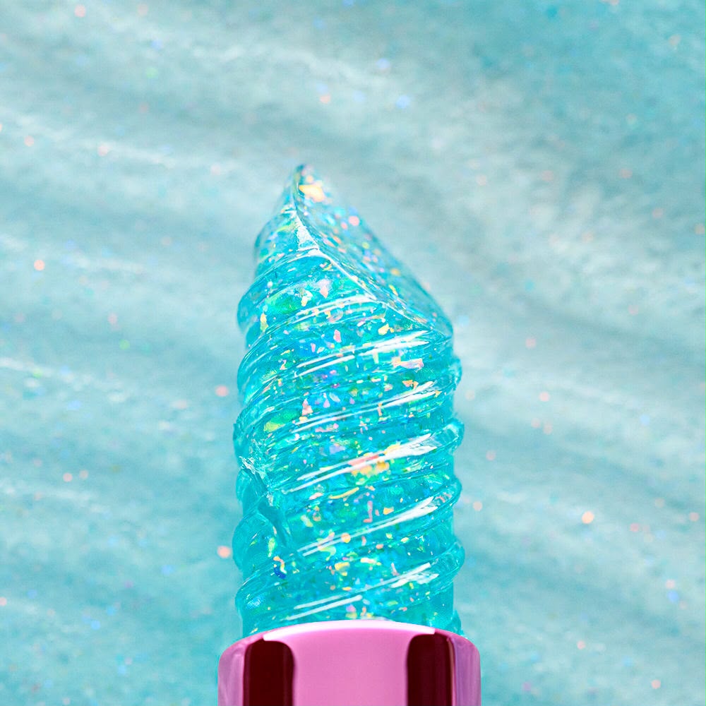 Close-up van turquoise glitterjelly van Essence Aqua Jelly lipstick