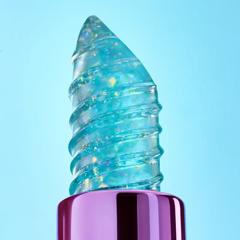 Detail van transparante turquoise Essence lipstick met glitterdeeltjes