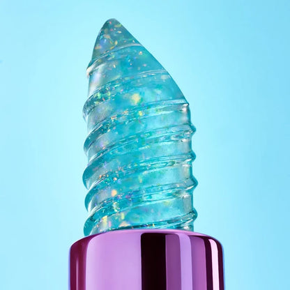 Detail van transparante turquoise Essence lipstick met glitterdeeltjes