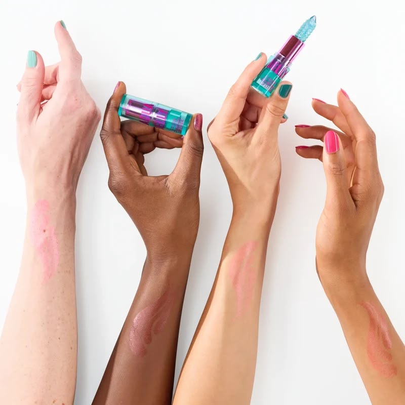 Resultaat van Essence Aqua Jelly Colour Changing Lipstick op verschillende huidtinten