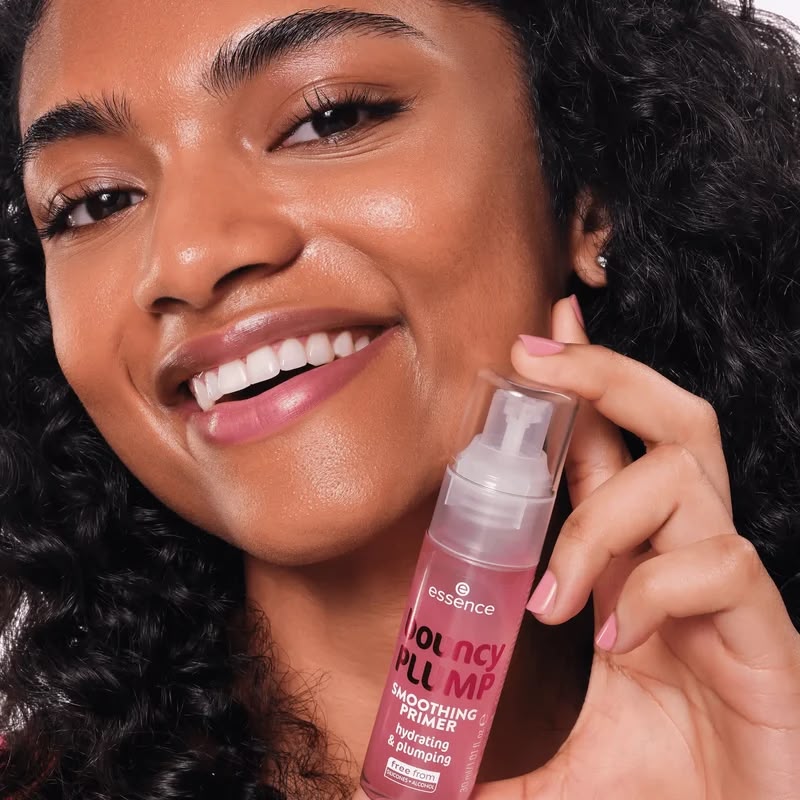Model met Essence Bouncy Plump Smoothing Primer