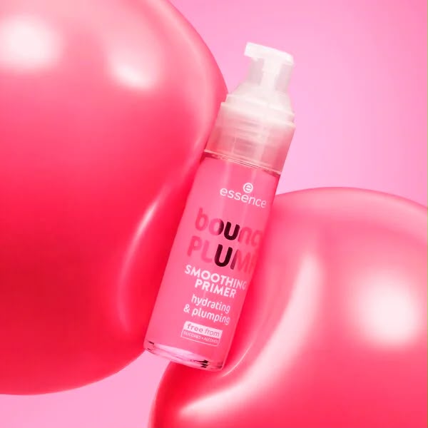 Essence Bouncy Plump Smoothing Primer op roze achtergrond