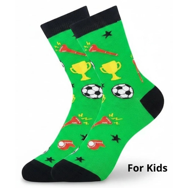 Groene kindersokken met voetbalprint, bekers en zwarte details in maat 33-38