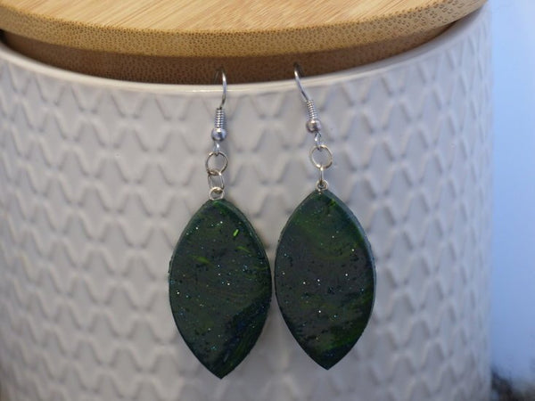 Handmade ovalen oorbellen - Forest green swirl - Medase