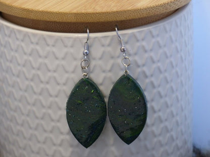 Handmade ovalen oorbellen - Forest green swirl - Medase