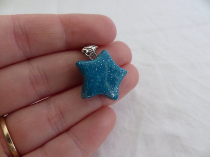 Handmade turquoise glitter ster bedel - middel groot - Medase