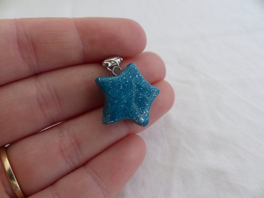 Handmade turquoise glitter ster bedel - middel groot - Medase