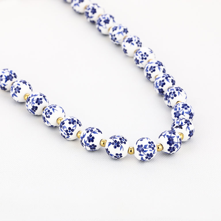 Ketting met blauw witte bloemenkralen en goudkleurige afwerking - Medase