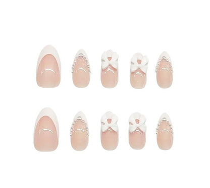Nepnagels – 24 Stuks – Witte Strikjes en Parelaccenten – Inclusief Plakstrips - Medase