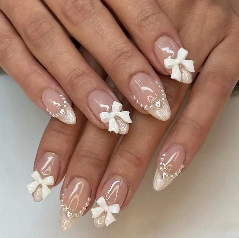 Nepnagels – 24 Stuks – Witte Strikjes en Parelaccenten – Inclusief Plakstrips - Medase