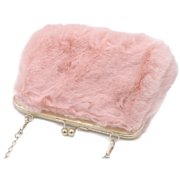 Achterzijde van roze fluffy clutch met zachte pluizige buitenkant en goudkleurig frame