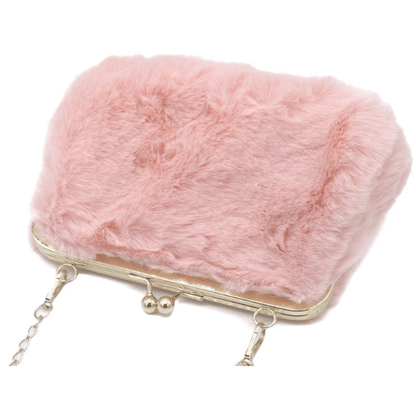 Achterzijde van roze fluffy clutch met zachte pluizige buitenkant en goudkleurig frame