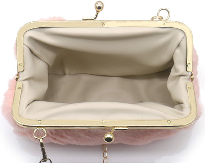 Binnenkant van roze fluffy clutch met lichte voering en goudkleurige beugelsluiting