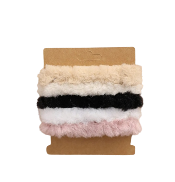 Haarelastieken set 5 stuks scrunchie fluffy teddy wit creme roze beige zwart kaartje product