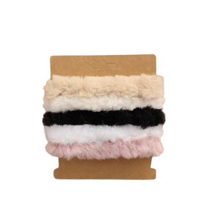 Haarelastieken set 5 stuks scrunchie fluffy teddy wit creme roze beige zwart kaartje product