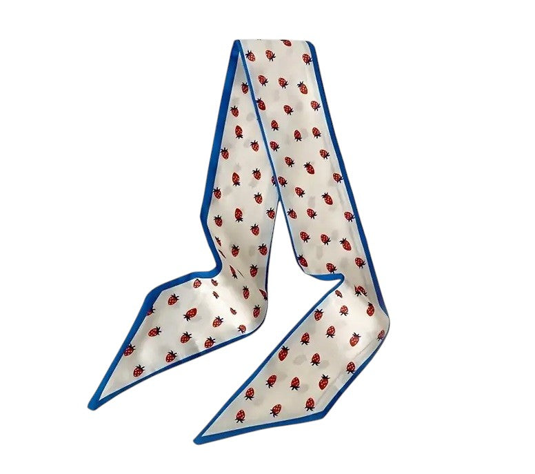 Smal twilly sjaaltje wit met blauwe rand en vrolijke aardbeienprint – perfect voor tas of haar