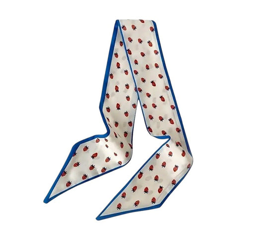 Smal twilly sjaaltje wit met blauwe rand en vrolijke aardbeienprint – perfect voor tas of haar