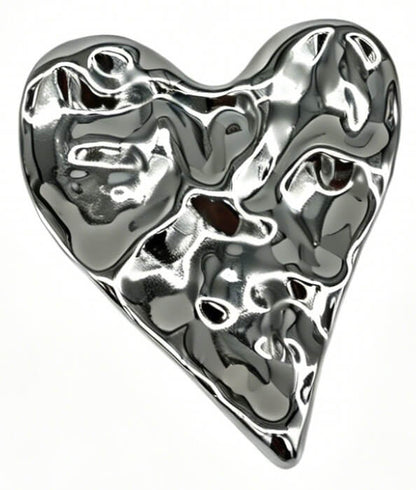 Zilverkleurige statement hart broche 7 x 6 cm met organisch design en glanzende afwerking