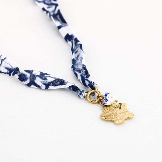 Stoffen ketting blauw wit met goudkleurige bloem bedel - Medase