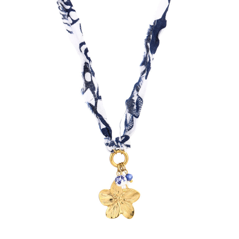 Blauw witte stoffen ketting met bloem bedel en goudkleurige details - Medase