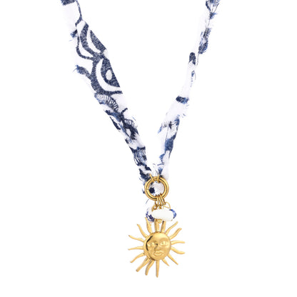 Blauw witte stoffen ketting met zon bedel en goudkleurige details - Medase