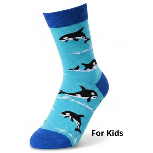 Turquoise kindersokken met zwarte en witte orka's en donkerblauwe details in maat 33-38