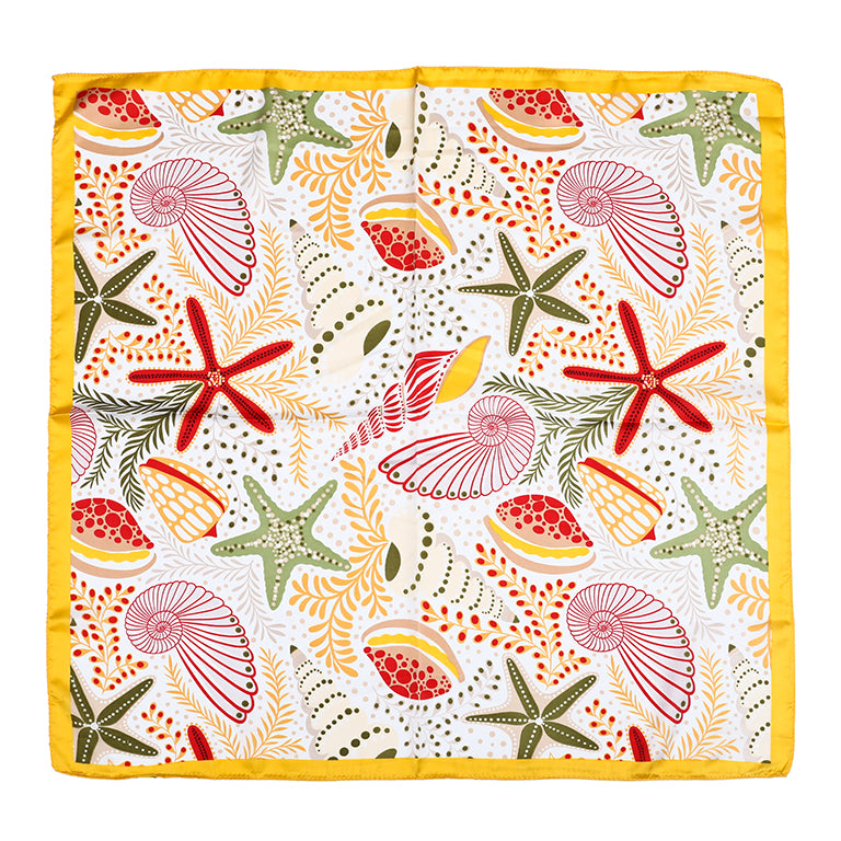 Vierkant zee sjaaltje 70 x 70 cm met schelpenprint en zeesterren in zomerse kleuren