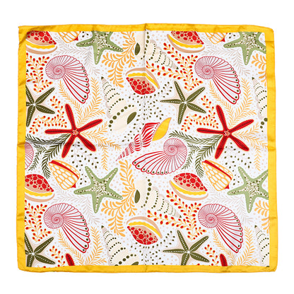 Vierkant zee sjaaltje 70 x 70 cm met schelpenprint en zeesterren in zomerse kleuren