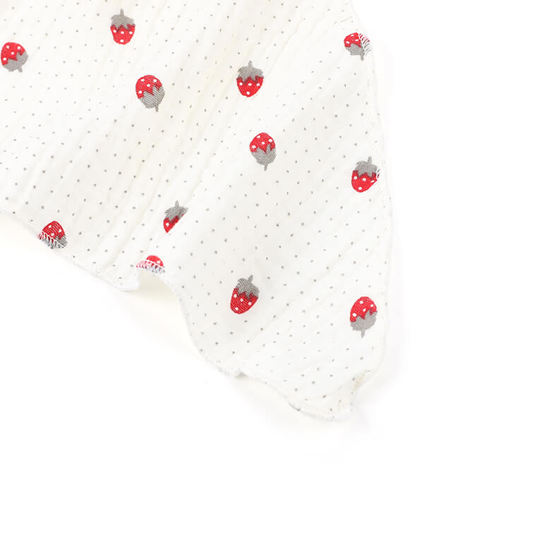 Detail van witte katoenen zomersjaal met aardbeienprint - Medase