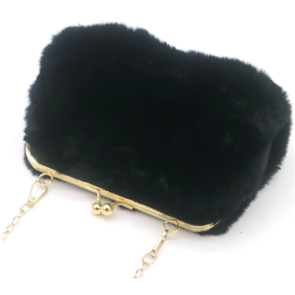 Achterzijde van zwarte fluffy clutch met zachte pluizige buitenkant en goudkleurig frame