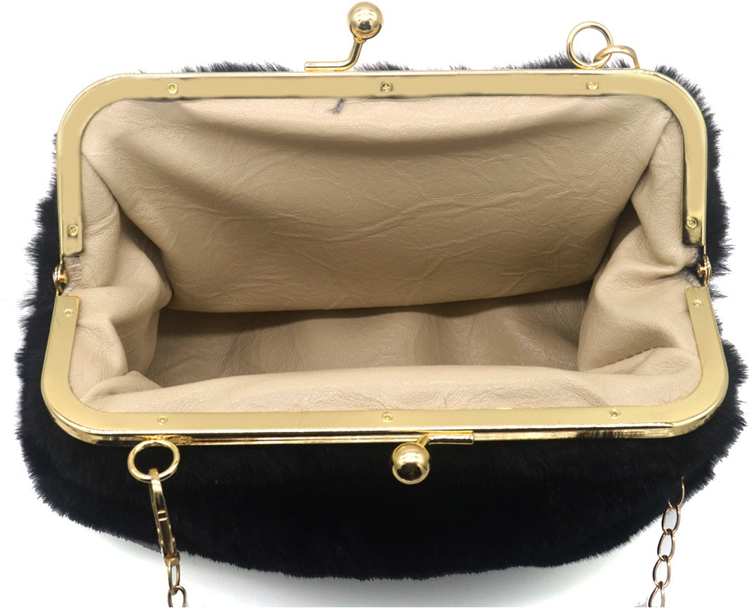Binnenkant van zwarte fluffy clutch met lichte voering en goudkleurige beugelsluiting